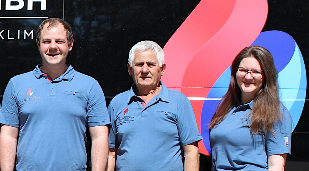 Das Team der Veldo GmbH vor dem Firmenfahrzeug